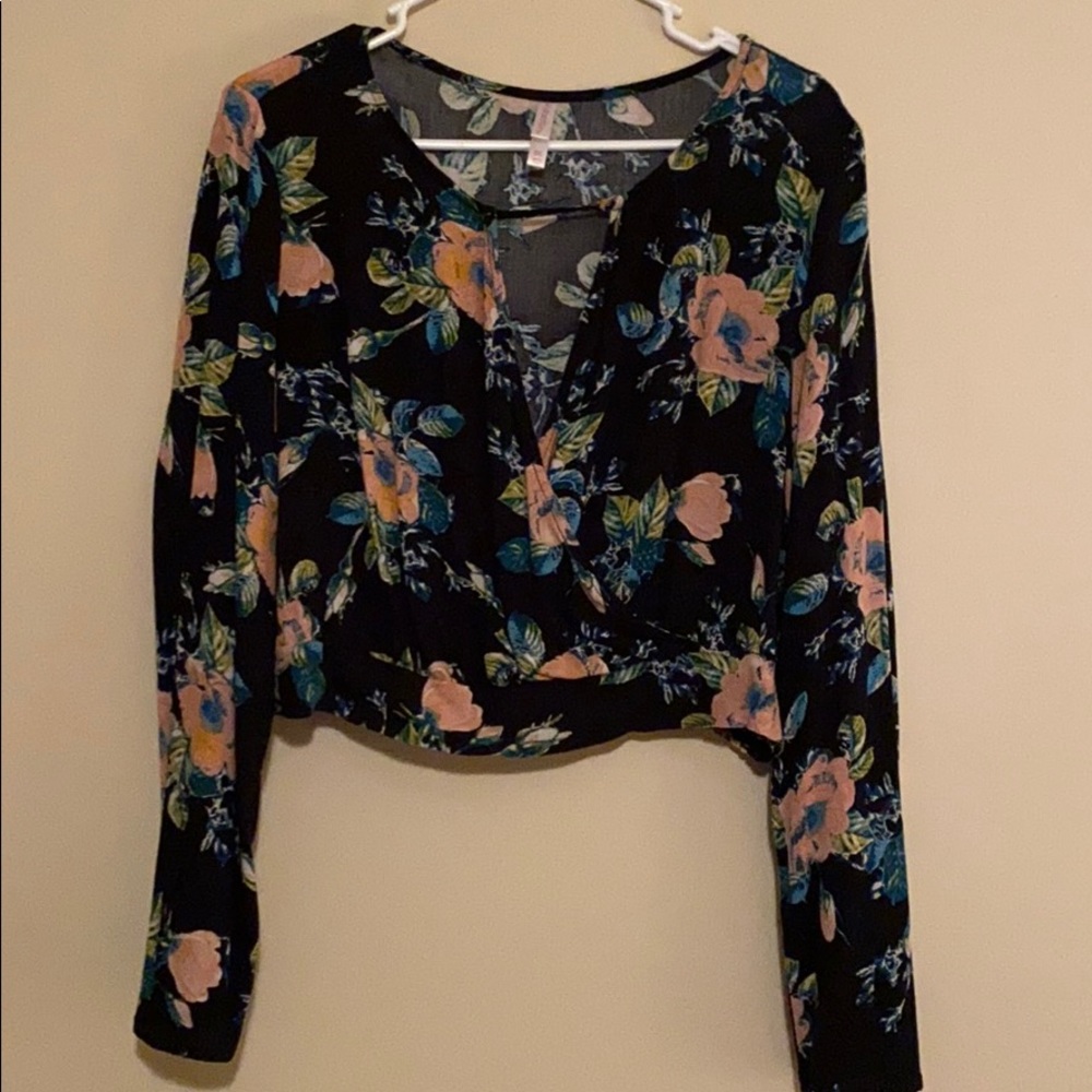 ✨3/$10✨Long sleeve plunging crop top